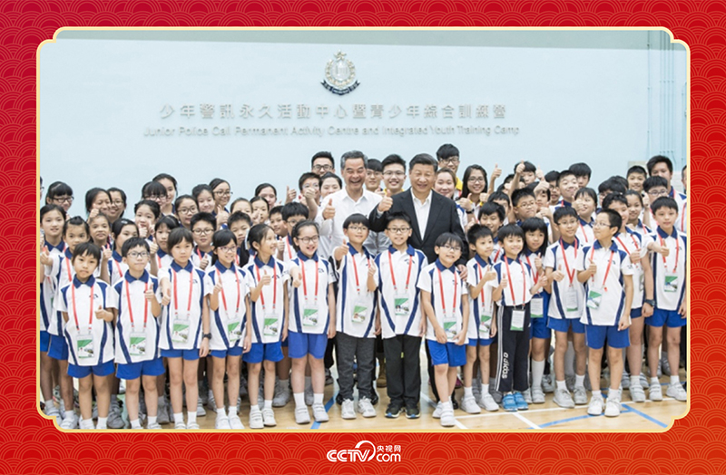 2017年6月30日上午,國(guó)家主席習(xí)近平來(lái)到香港少年警訊永久活動(dòng)中心暨青少年綜合訓(xùn)練營(yíng)考察,看望正在訓(xùn)練的香港青少年。這是習(xí)近平同少年警訊成員合影。